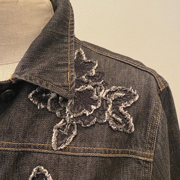 Jones New York Black Wash Denim Jean Jacket with Denim Flower Appliqué’s/Size M - Picture 4 of 14